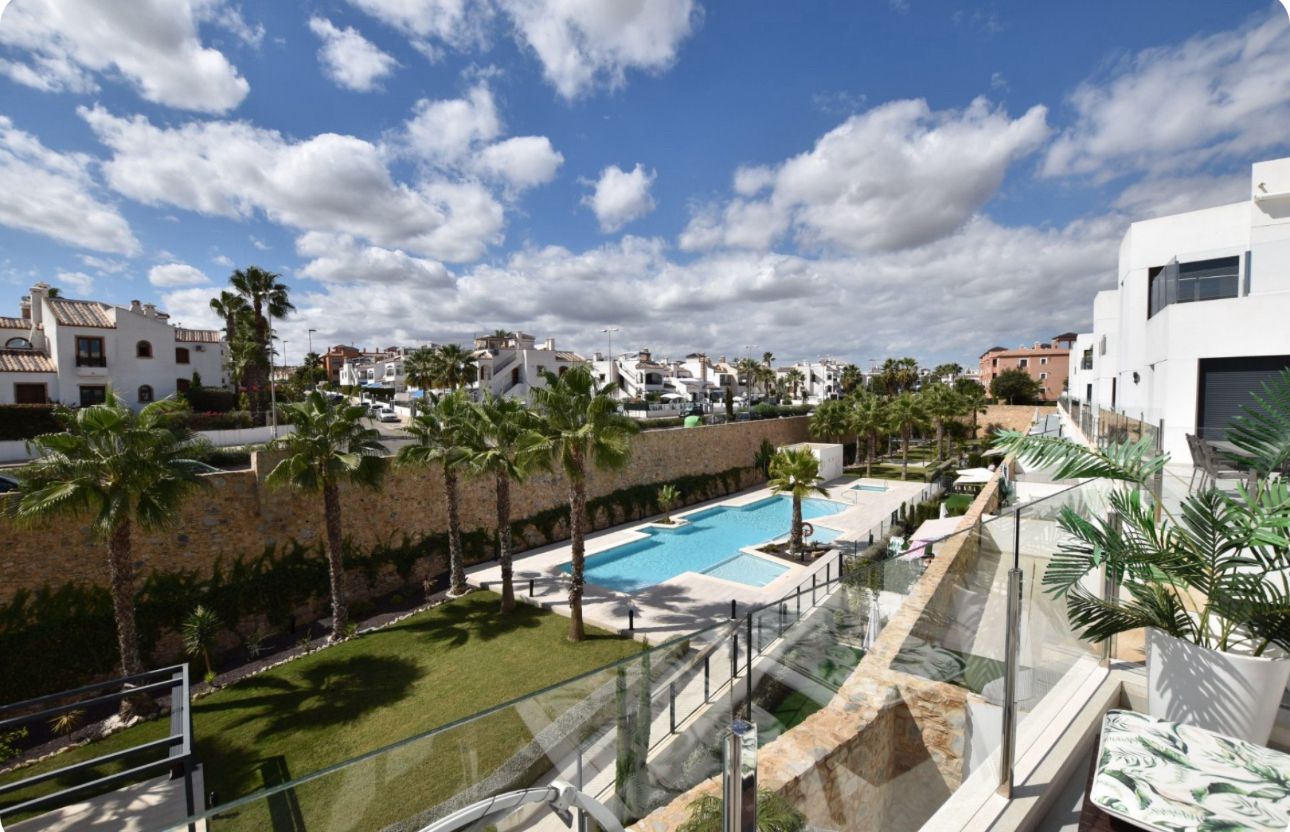 Uitzicht over zwembad en omgeving