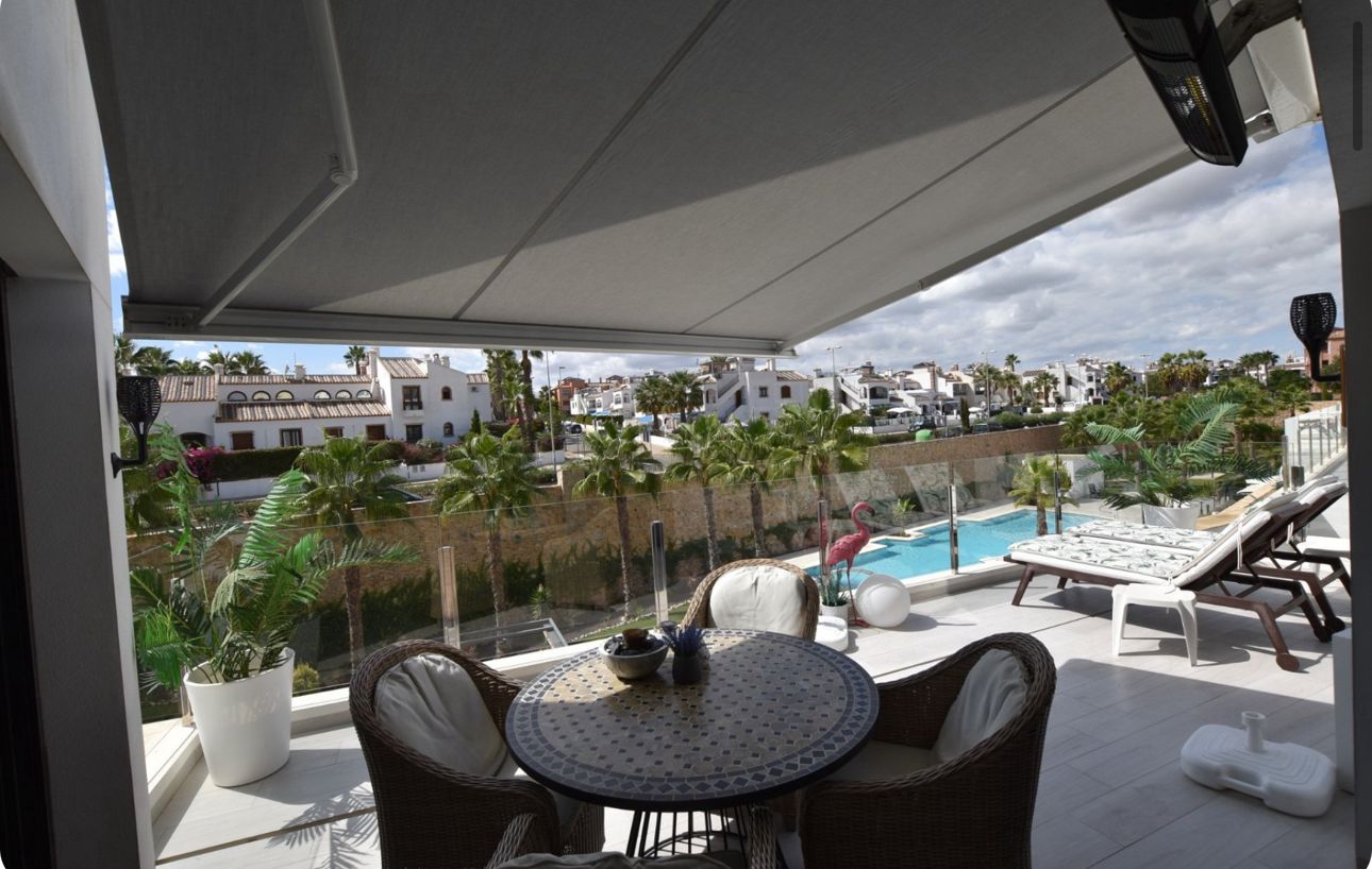 Terras met uitzicht op het zwembad