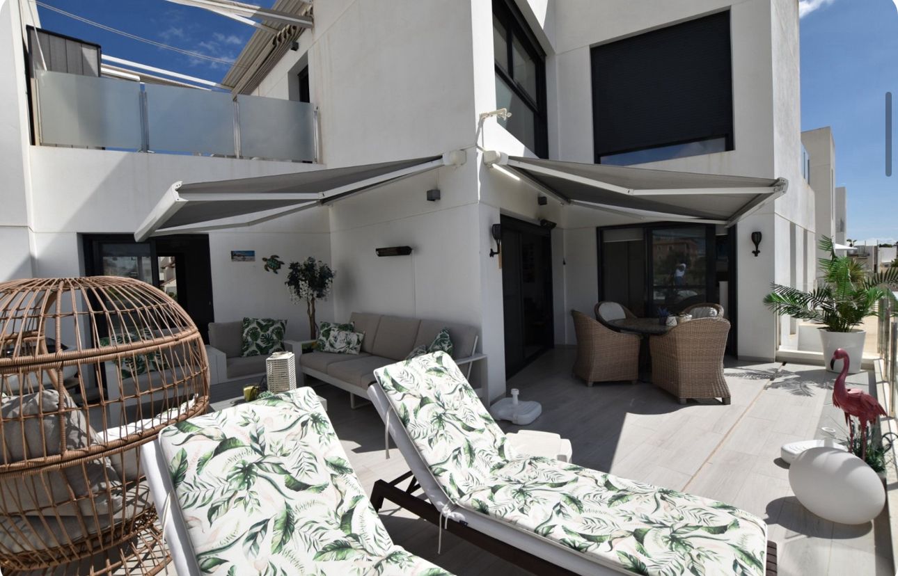 Buitenterras met eettafel