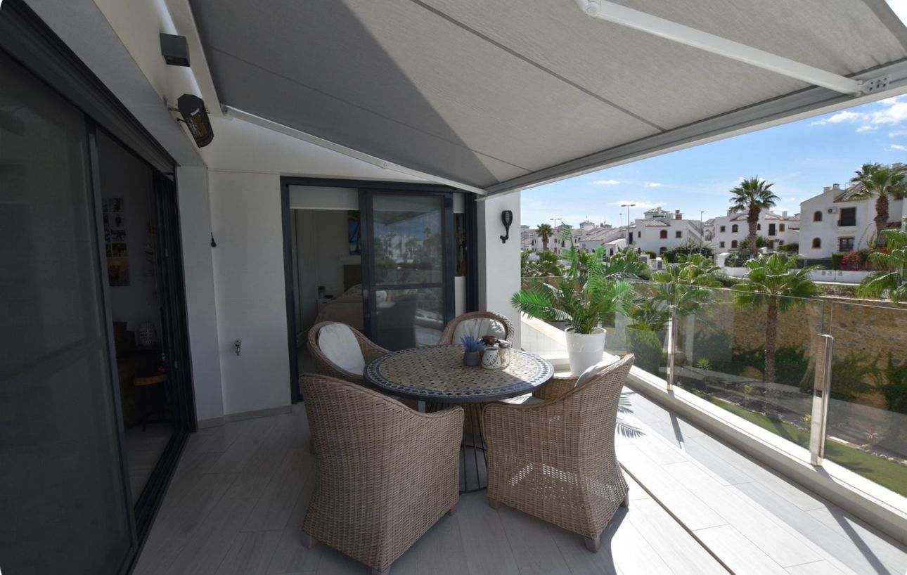 Terras met ligbedden